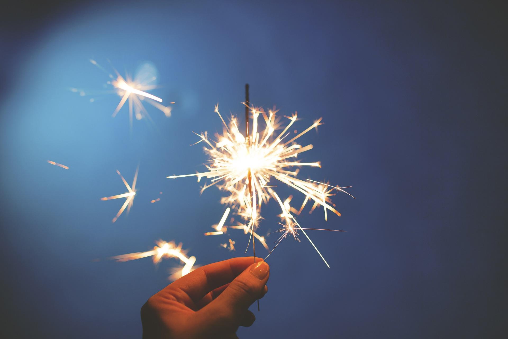 Imagem em destaque do post 25 ideias para festa de final de ano da empresa: endomarketing que surpreende