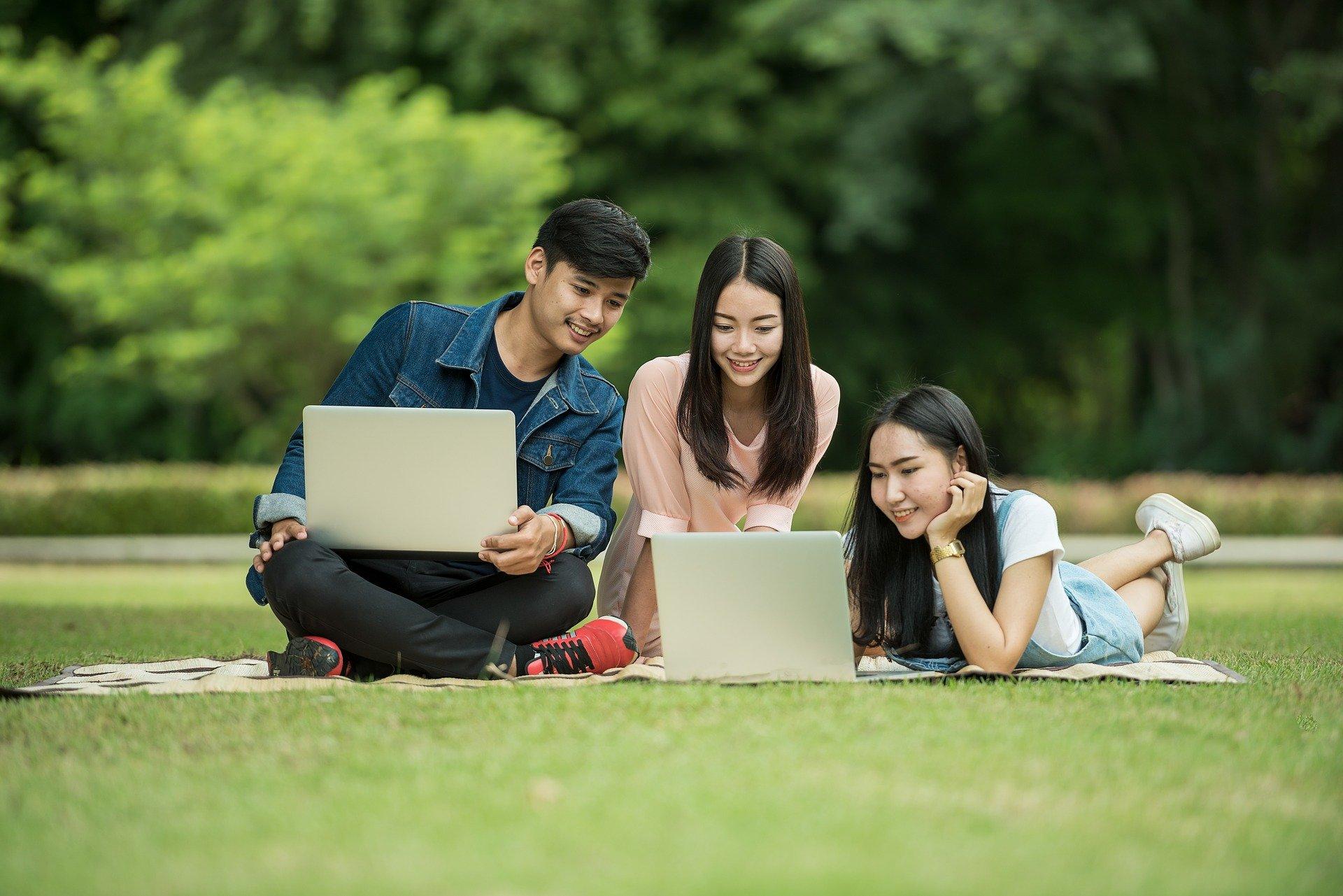 Imagem em destaque do post 7 livros essenciais sobre felicidade no ambiente de trabalho